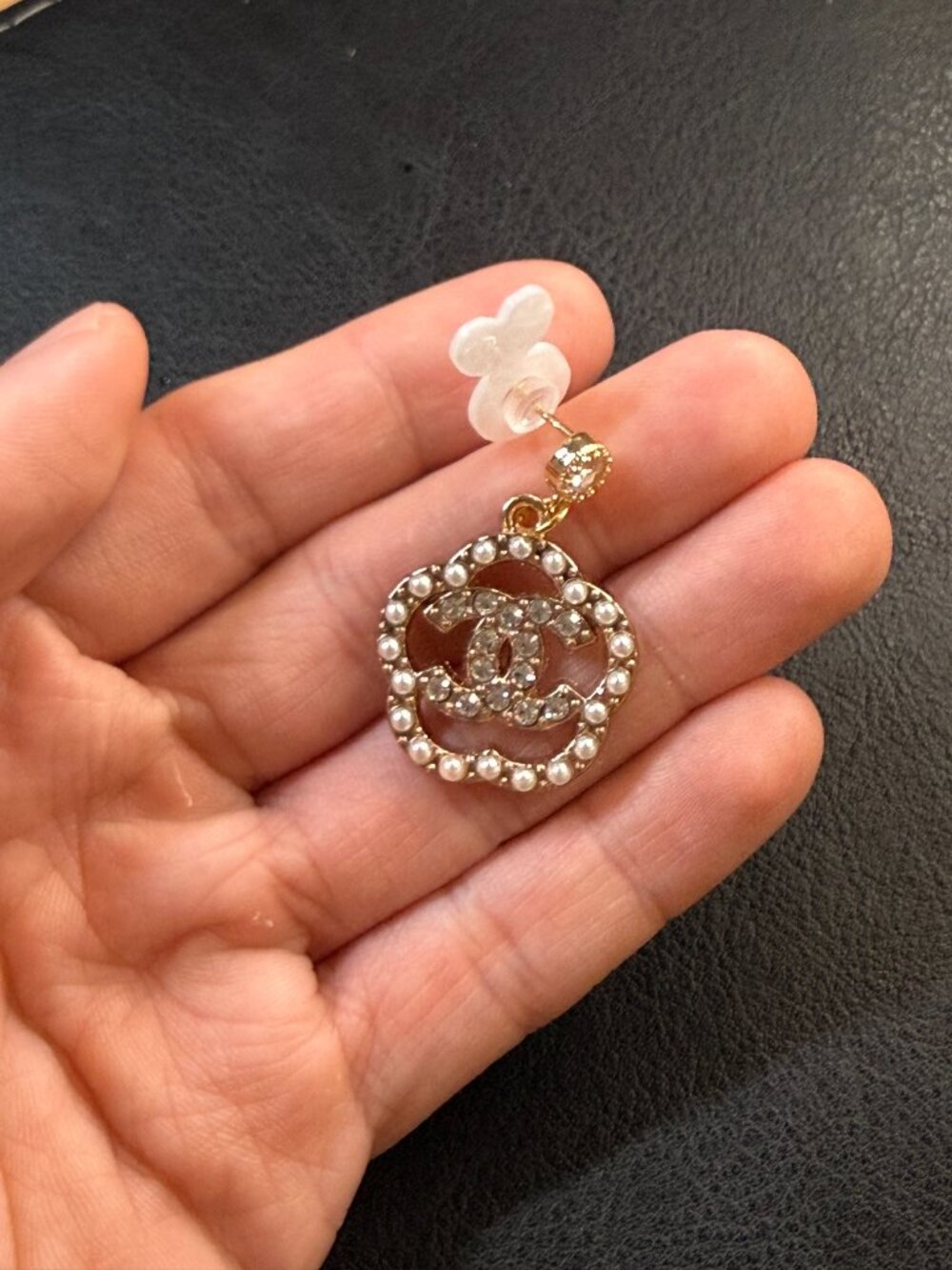 Channel Earring - single - Picture 2 of 6